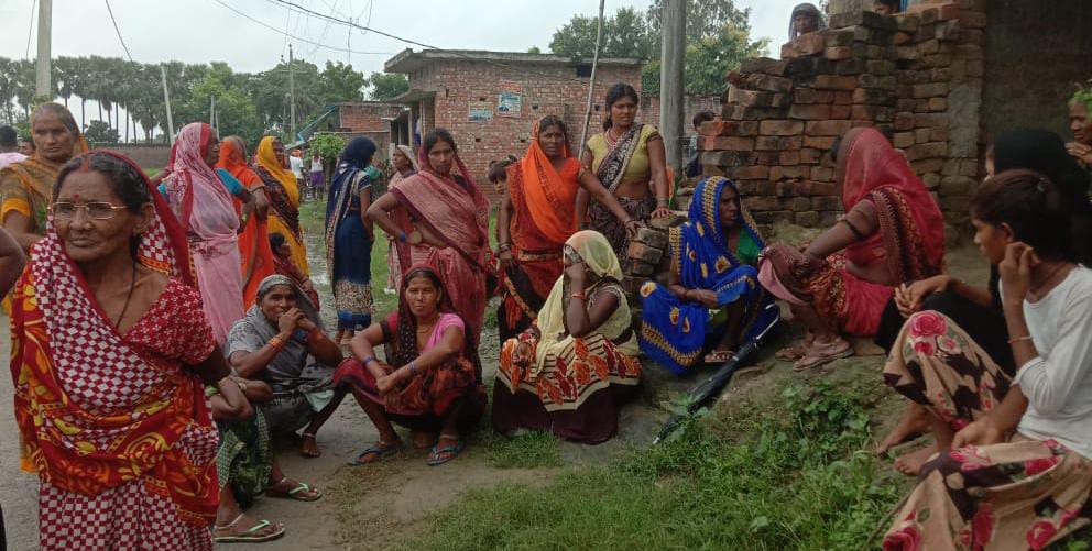 अनियंत्रित बाइकफिसलने से पति की मौत,पत्नी-भाभी घायल:मवेशी के हमला में महिला की मौत