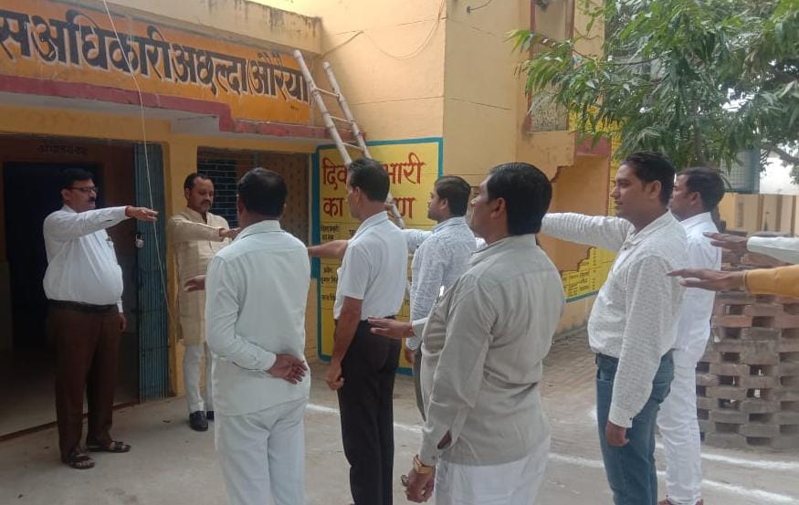अछल्दा में चला स्वच्छता अभियान:राष्ट्रपिता महात्मा गांधी और पूर्व प्रधानमंत्री शास्त्री की मनाई गई जयंती
