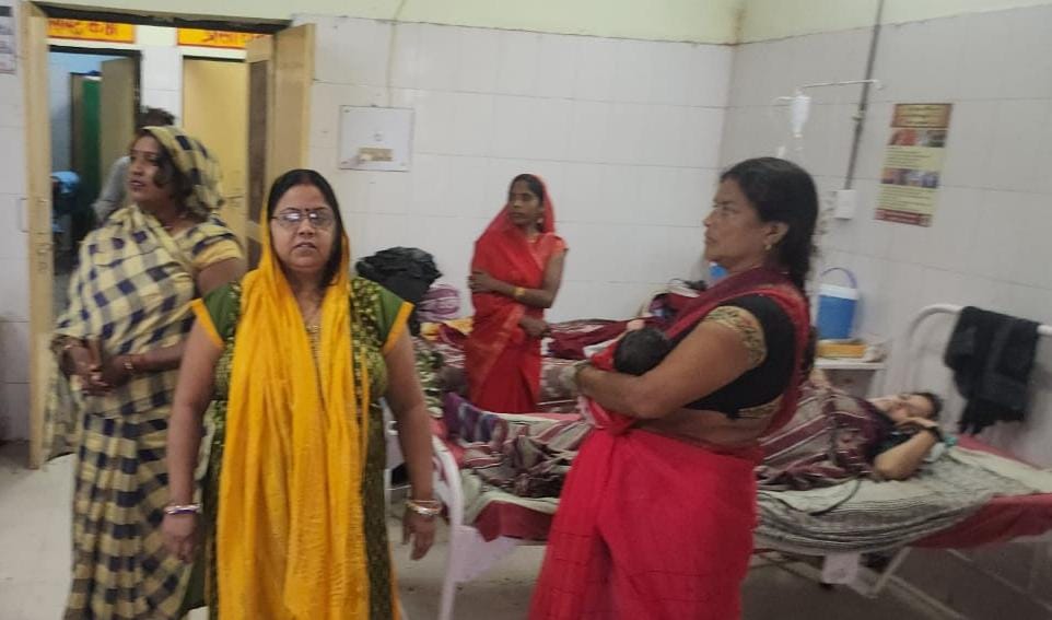 वार्डों में गंदगी देख भड़कीं:मरीज बनकर भोर सीएचसी पहुंची नगर पंचायत हैंसर अध्यक्ष