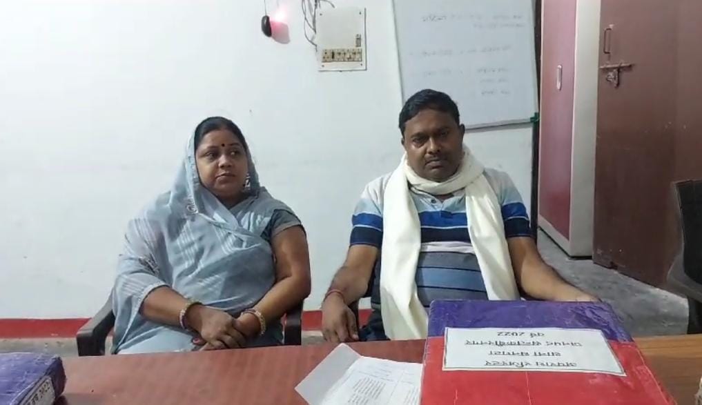 ….आधी रात थाने चेयरमैन और प्रतिनिधि पहुंचे: कहा बाइक और गहने छीन लिए साहब