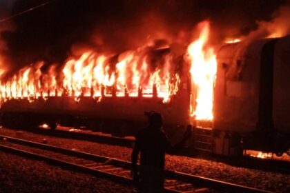 नई दिल्ली-दरभंगा एक्सप्रेस में लगी भीषण आग, दो बोगियां खाक,सतर्कता से बड़ा हादसा टला