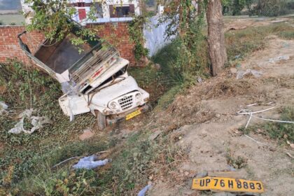 औरैया में बड़ा हादसा टला:डंपर ने खड़ी पिकअप में मारी टक्कर,आधा दर्जन घायल,एक की हालत नाजुक,चालक वाहन लेकर हुआ फरार