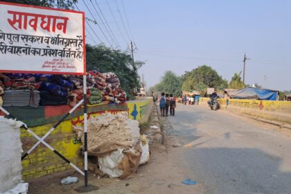 अछल्दा में वाहनों का प्रवेश वर्जित:जर्जर नहर पुल बड़े वाहनों के लिए बंद लगा चेतावनी बोर्ड,वर्ष 1855 में बना था पुल