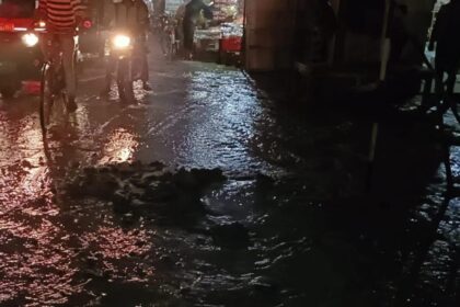 अछल्दा नहर पुल पर हाईट गेज का गड्ढा खोदते समय मशीन से फटी पाइप लाईन जलापूर्ति बाधित:रात से भारी वाहनो का निकलना हो जायेगा बंद