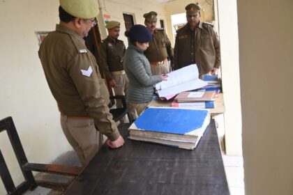 वांछित अपराधियों की गिरफ्तारी,गस्त में ढिलाई न बरती जावे घना कोहरा पड़ रहा:एसपी चारू निगम