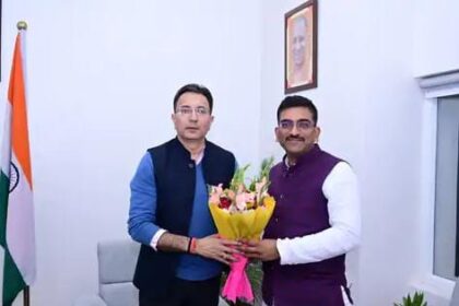 औरैया में सड़को का बिछेगा जाल लोक निर्माण मंत्री ने दिया भरोसा:दिबियापुर अध्यक्ष राघव मिश्रा ने सौपा पत्र