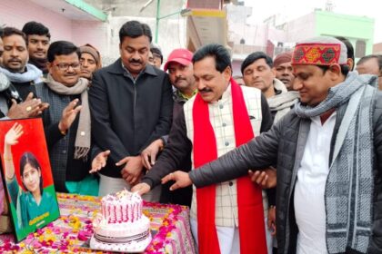 सांसद डिंपल यादव का जन्मदिन केक काटकर मनाया:संकल्प के साथ लोकसभा चुनाव की तैयारी में जुट जाएं कार्यकर्ता