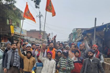 गाजे बाजो के साथ प्रतिष्ठानों पर जाकर दिया आमंत्रण:22 को निकाली जायेगी राम लला की विशाल शोभायात्रा