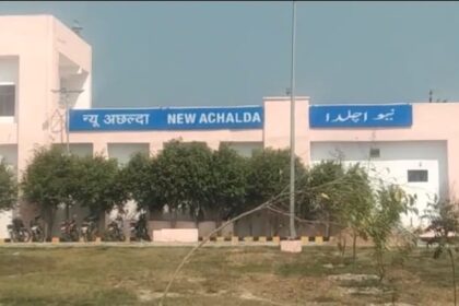 कोयला भरे एक बैगन में लगी आग:न्यू रेलवे स्टेशन अछल्दा के पहले रोकी मालगाड़ी, बुझाई गई आग बड़ा हादसा टला