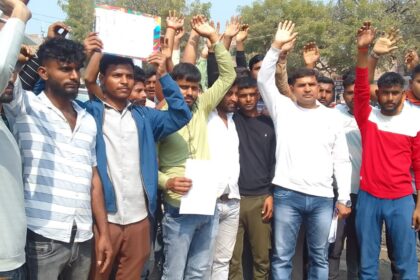 पुलिस भर्ती परीक्षा रद्द कराने की मांग:उपजिलाधिकारी को सौपा ज्ञापन