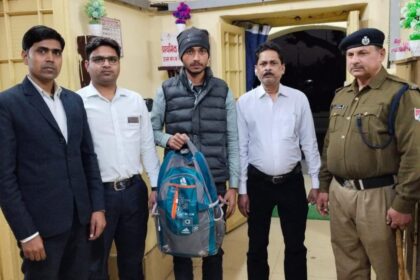 ट्रेंन कोच में छूटा बैग मिला यात्री का खिला चेहरा