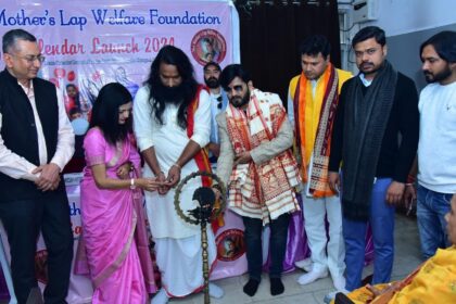 द मदर्स लैप वेलफेयर फाउंडेशन:नई दिशा की मुहिम,कैलेंडर लांच कार्यक्रम में कपड़ा वितरण