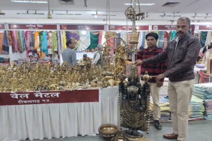 मृगनयनी प्रदर्शनी ललित कला अलीगंज में गोंड पेटिंग:कार्यशाला में अदभुत कारीगरी के नमूने