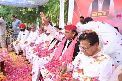 Saifai Holi 2024: सैफई में अखिलेश यादव ने खेली फूलों की होली