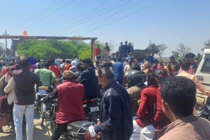 नहर पुल अछल्दा पर लगा भीषण जाम पैदल निकलना हुआ दुश्वार,हाइटगेट एक साइड धंसा