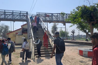 रेलवे स्टेशन अछल्दा:प्लेटफार्म 1 से 4 तक आने जाने के लिए फुट ओवरब्रिज चालू