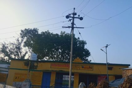विद्यालय व मकानों के ऊपर से गुजरी एचटी लाइन खतरा: ग्रामीणों का प्रदर्शन,लाइन शिफ्ट न होने पर लोकसभा चुनाव वहिष्कार