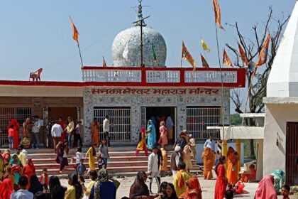 तीन दिवसीय मेला शुरू:गुवांरी मनकामेश्वर मंदिर पर जलाभिषेक,भक्तों का तांता