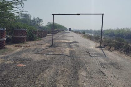 निचली गंग नहर रोड पाता:अछल्दाअस्पताल के पास लगाया गया हाईट गेट भारी वाहनो पर प्रतिबंध