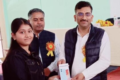 स्मार्टफोन का इस्तेमाल पढ़ाई में करने की सलाह:विवेकानंद ग्रामोद्योग महाविद्यालय में वितरित