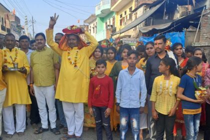श्रीमद्भागवत कथा की गाजे बाजे से अछल्दा में निकली पोथी कलश यात्रा:मंदिरों में पूजा अर्चना