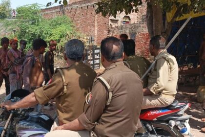 आचार सहिंता का पाठ:पुलिस ने डीजे को बंद कराकर रंग अबीर गुलाल की होली खेलने की सलाह