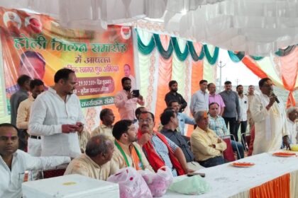 होली मिलन में उड़ा अबीर गुलाल:फाग में पार्टीजनों से रूबरू हुए सांसद ने बजाया झीका