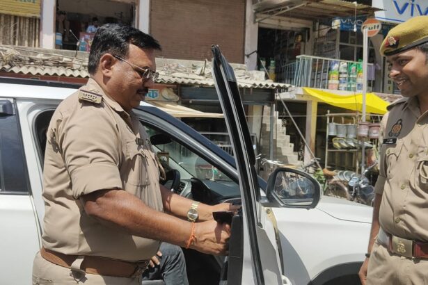 आचार संहिता के चलते पुलिस ने वाहनों से हूटर और काली फिल्म उतरवाते हुए दी चेतावनी