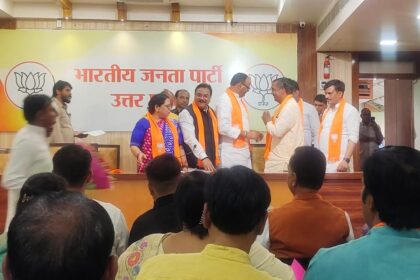 लखनऊ भाजपा कार्यालय:पूर्व सांसद प्रेम दास कठेरिया समेत तमाम सपा के दिग्गज भाजपा में शामिल