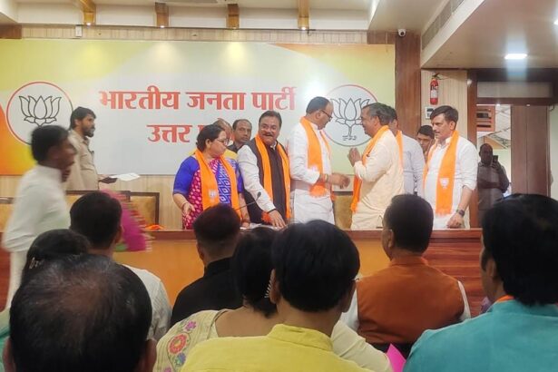 लखनऊ भाजपा कार्यालय:पूर्व सांसद प्रेम दास कठेरिया समेत तमाम सपा के दिग्गज भाजपा में शामिल