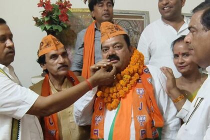 सपा को झटका:औरैया पालिकाध्यक्ष अनूप गुप्ता ने साइकिल छोड़ कमल का फूल पकड़ा