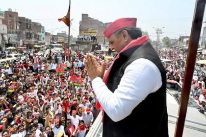 कन्नौज से पुराना रिश्ता जनसंपर्क और रोड़ शो में उमड़ा जनसैलाव:अखिलेश ने सभी का अभिवादन कर,हाथ जोड़कर वोट की अपील