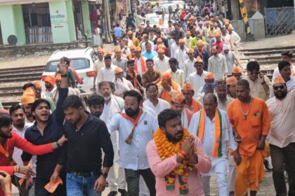 सांसद पुत्र दिव्यांश कठेरिया का पैदल रोड़ शो:पार्टीजनों के साथ जनसंपर्क कर मांगे वोट
