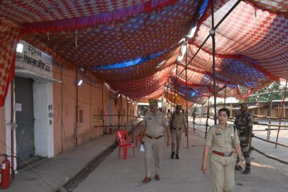 जिलाधिकारी और एसपी ने स्ट्रांग रूम का मुआयना कर सुरक्षा कर्मियों को दिए निर्देश