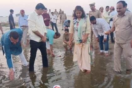 बलिदानियों को नमन:81क्रांतिवीरों को दीप प्रज्ज्वलित कर यमुना में प्रवाहित