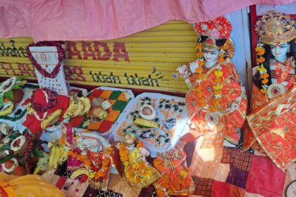 मंदिर में मूर्तियों की स्थापना:गाजे बाजो से निकली राधा कृष्ण की शोभायात्रा