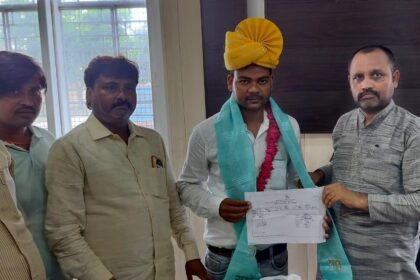 निर्विरोध बीडीसी पति का ब्लाक प्रमुख ने किया सम्मान:मिला प्रमाण पत्र,वार्ड 34 में विकास कराने का आश्वासन