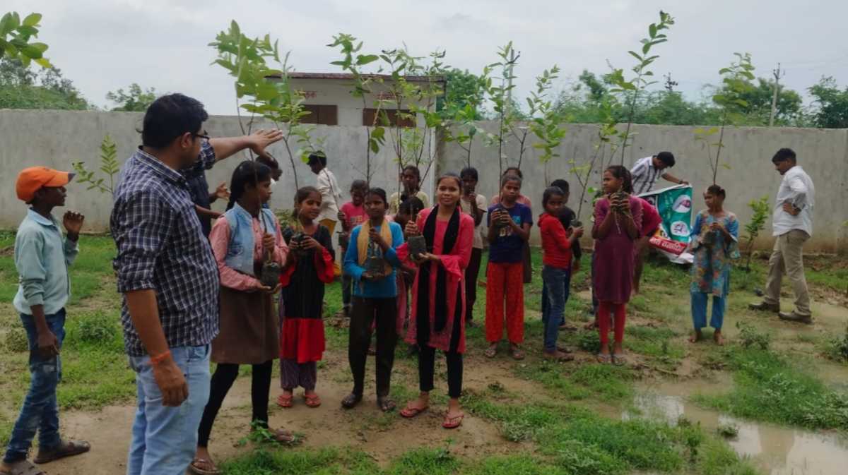 बच्चों के साथ मनाया वन महोत्सव कार्यक्रम, विद्यालय परिसर में किया वृक्षारोपण