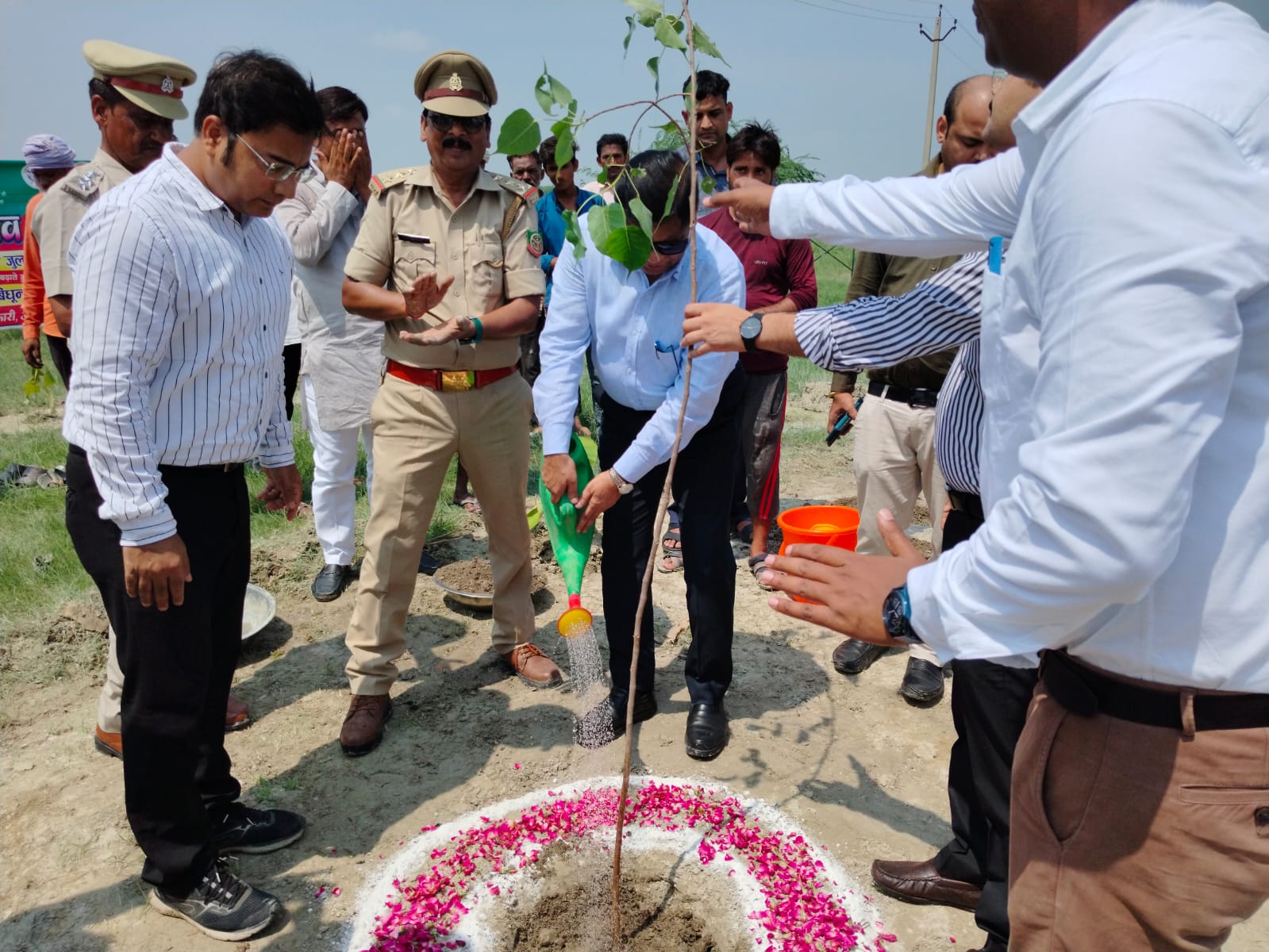 एक पेड़ मां के नाम अभियान के तहत नोडल अधिकारी सुखलाल भारती ने किया वृक्षारोपण