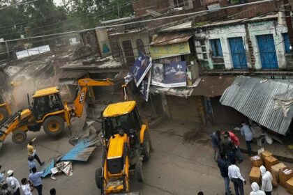 दिबियापुर में सिंचाई विभाग की जगह पर बने मकानों और दुकानों पर गरजा बुलडोजर