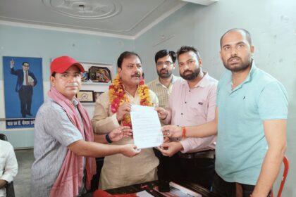 रेलवे स्टेशन अछल्दा पर ट्रेनों के ठहराव हेतु सांसद को सौपा ज्ञापन मिला आश्वासन