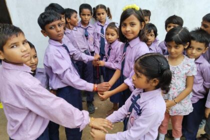 रक्षा बंधन भाई बहन के पवित्र रिश्ते का त्यौहार:छात्राओं ने छात्रों की कलाई पर बांधा रक्षा सूत्र