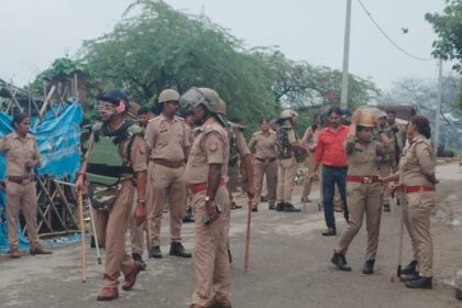 बिना अनुमति रखी आंबेडकर प्रतिमा को हटवाकर थाना में सुरक्षित रखवाया:पीएसी तैनात,सीसीटीवी से निगरानी