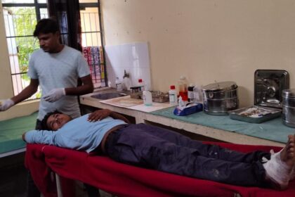 बीच रोड मोर आने पर बाइक सवार कटीले तारों पर गिरकर घायल