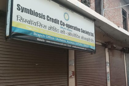संस्था में ताला,सोसायटी द्वारा रुपए वापस न देने पर लोगों का हंगामा:दीपावली तक भुगतान का आश्वासन