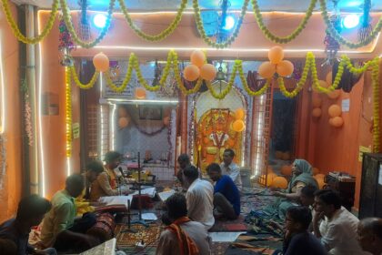 कस्बा अछल्दा के हनुमान मंदिर में भव्य सजावट संगीतमय अखंड पाठ शुरू