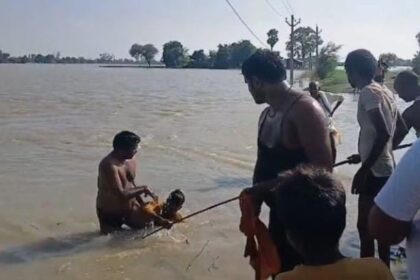 सरयू नदी में बाढ़:स्नान दौरान डूबते किशोर को ग्रामीणों ने बचाया