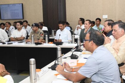 समग्र विकास कार्यो की समीक्षा:दीपावली से पहले स्ट्रीट लाइटों को चालू और मेट्रो के सभी कार्य पूर्ण कर यातायात सुनिश्चित करे:सतीश महाना