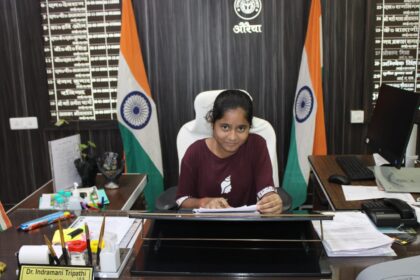 डीएम ने छात्रा को अपनी सीट पर बैठाकर किया आईएएस बनने के लिए प्रेरित