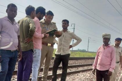 शिक्षक की अछल्दा में एक्सप्रेस की चपेट में आने से मौत:रेलवे ट्रेक पार करते हुआ हादसा,दवा लेने जा रहे थे आगरा